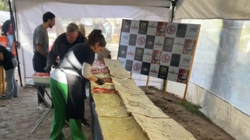 Elaboran el sandwich de milanesa más largo del mundo