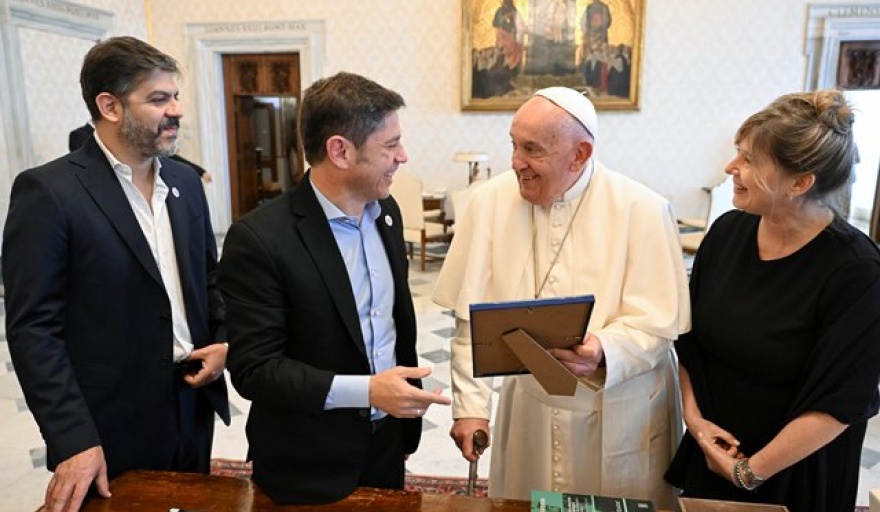 El Papa Francisco recibió al gobernador Kicillof en audiencia privada