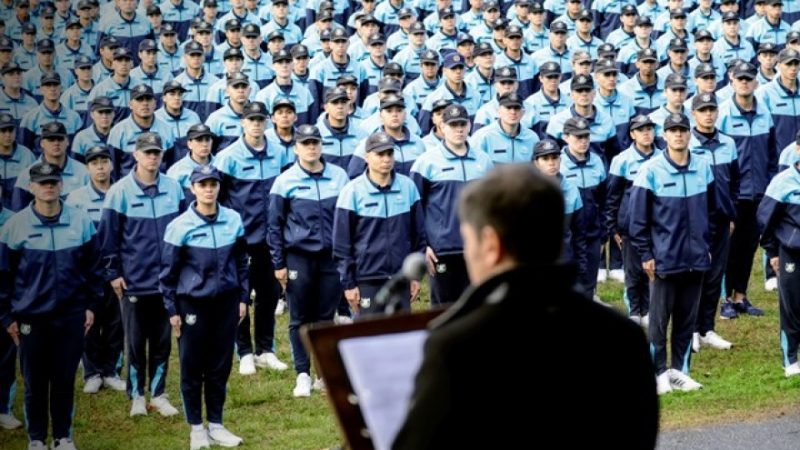 Más de 1.800 cadetes y futuros oficiales de Policía juraron fidelidad a la bandera