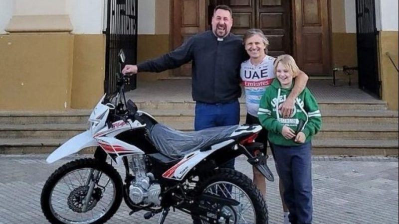 Marcos Di Palma donó una moto al padre Albrecht para recorrer los barrios