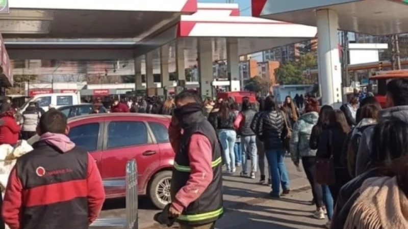 Una fila de más de 200 personas para ocupar un puesto en una estación de servicio