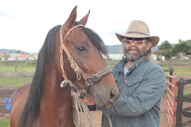 Por un conflicto en un campo, el “Domador de Caballos” denunció que le han matado animales