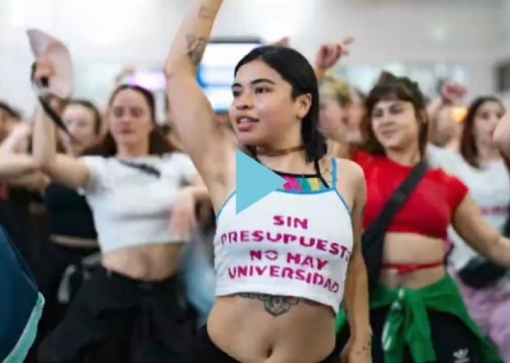 Estudiantes de Arte protestaron en Estación Once bailando la canción ‘Fanático’ de Lali Espósito