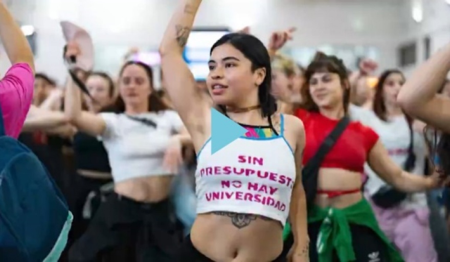 Estudiantes de Arte protestaron en Estación Once bailando la canción ‘Fanático’ de Lali Espósito