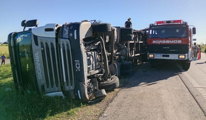 Saqueo de ganado tras el vuelco de un camión en la Autopista Ruta 8 y Ruta Provincial N° 32