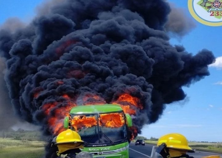 Micro de larga distancia se incendió en la Ruta 11, Km 292