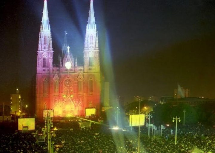 Inauguran un nuevo sistema de iluminación externa en la catedral platense