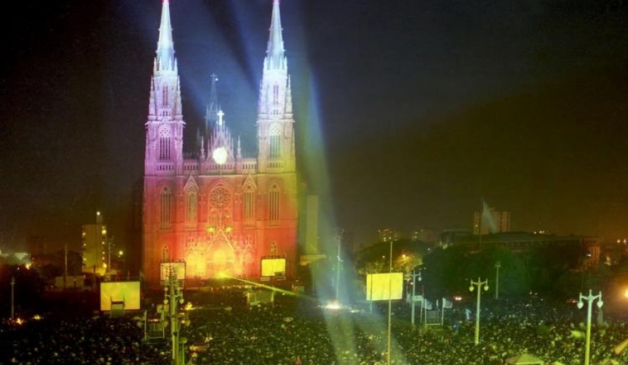 Inauguran un nuevo sistema de iluminación externa en la catedral platense