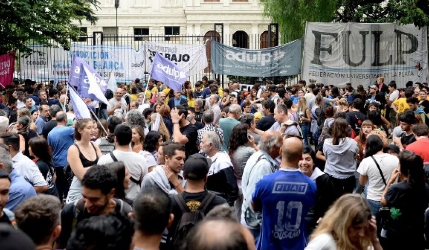 Docentes universitarios anuncian movilizaciones en reclamo salarial