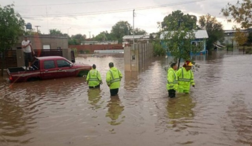 Lluvias intensas inundan y mantienen en alerta a ciudades del sudoeste bonaerense