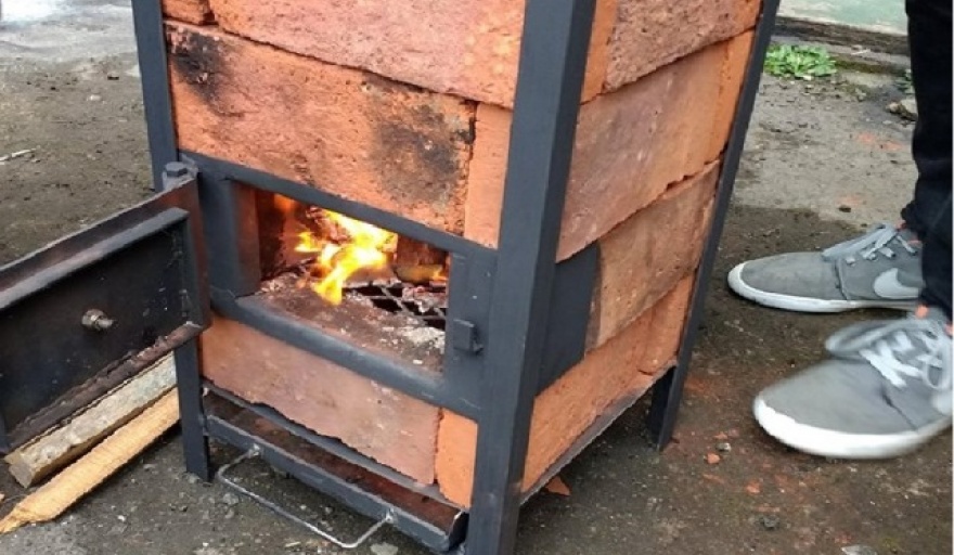 Fabrican estufas solidarias para calefaccionar este invierno hogares vulnerables