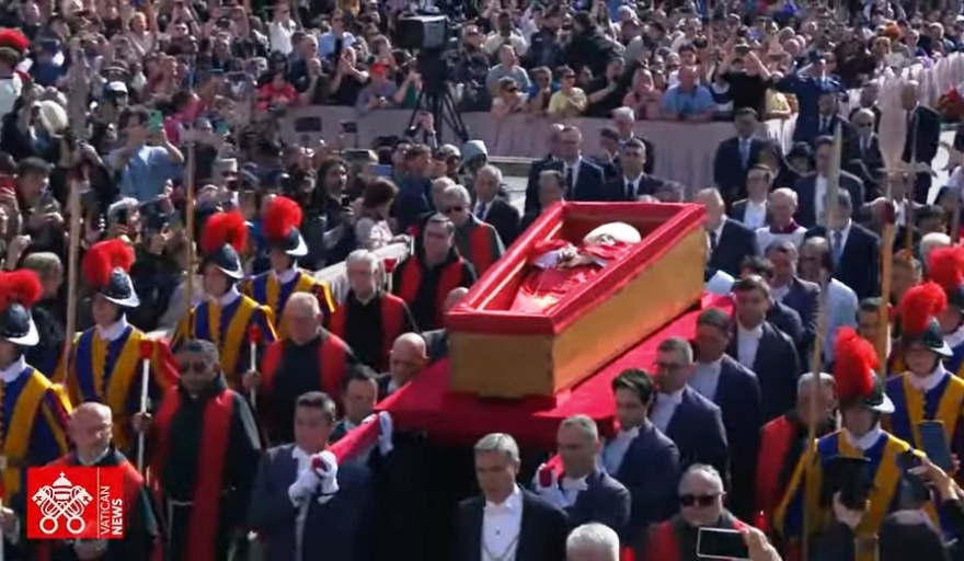 El cuerpo del Papa Francisco ya descansa en la Basílica de San Pedro