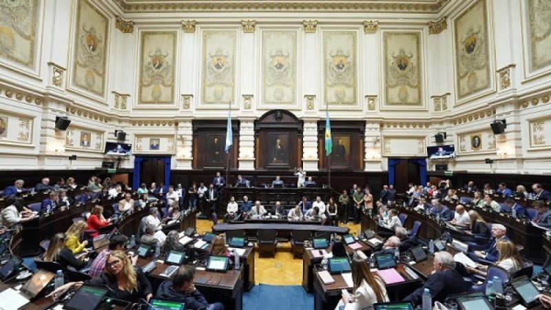 Kirchneristas y opositores votan alineados proyecto que complica a Kicillof
