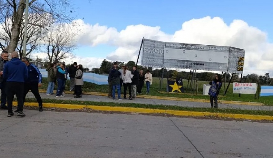 Vecinos de Azul retoman protestas en la Ruta 3 por la construcción “urgente” de una autovía