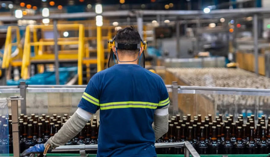Cervecera detendrá su planta principal y obliga a su personal a tomar vacaciones anticipadas