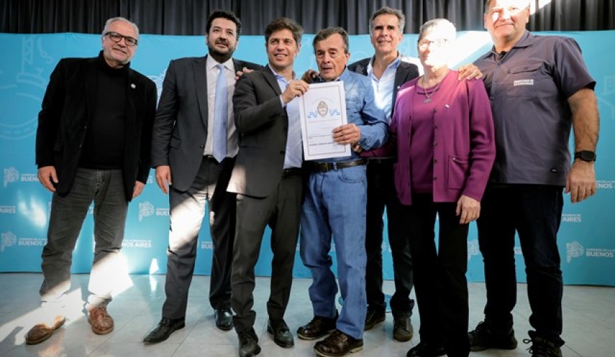 Entregan ambulancia, patrulleros y escrituras para reforzar la seguridad y garantizar derechos