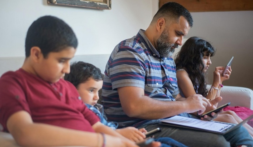 Cómo varía la comunicación de los padres argentinos según su generación